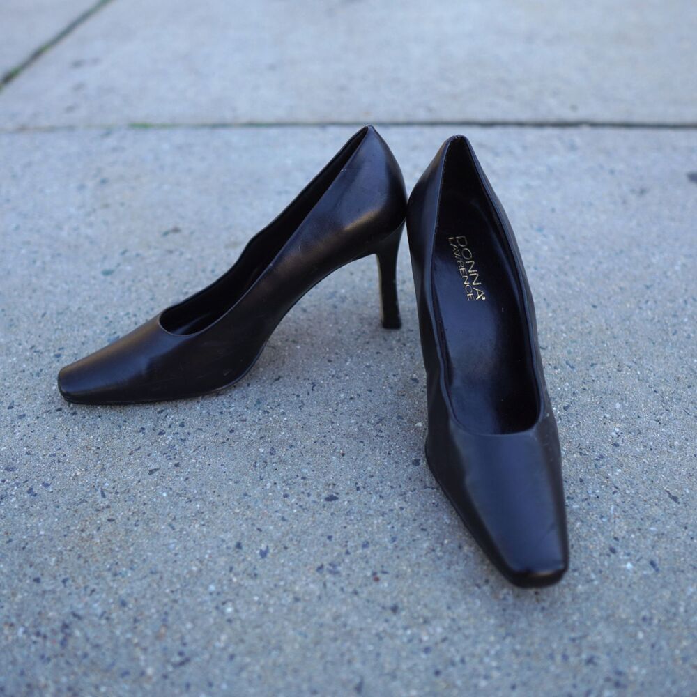 Donna Lawrence Meredith Black Faux Leather Pumps Heels 9.5 4” Classic Flawed